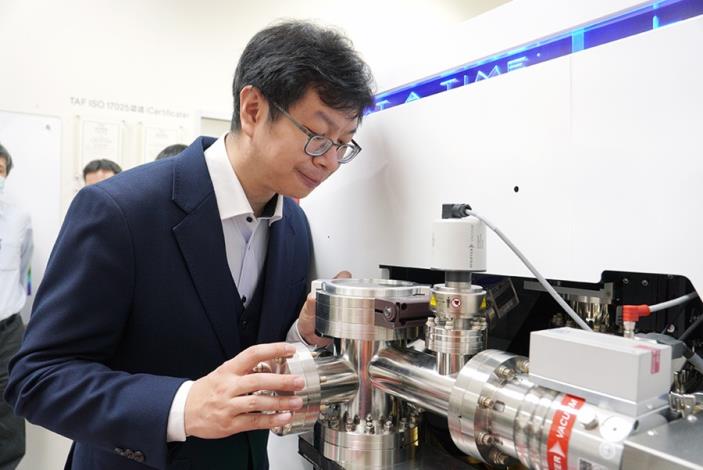 臺大材料科學與工程學系教授顏鴻威實際操作原子針尖斷層影像儀