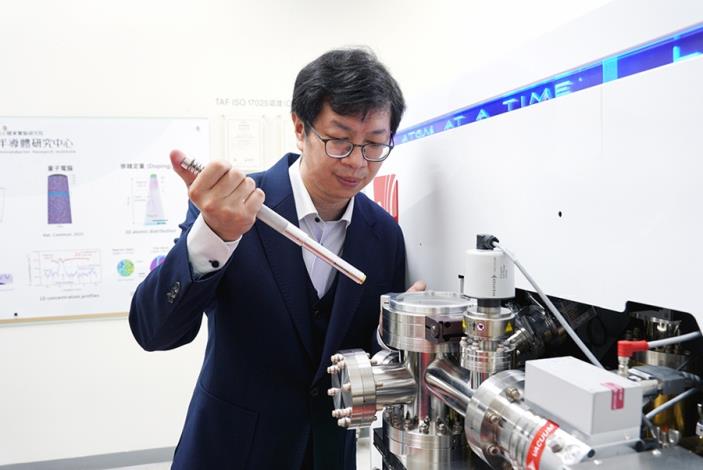臺大材料科學與工程學系教授顏鴻威實際操作原子針尖斷層影像儀-2
