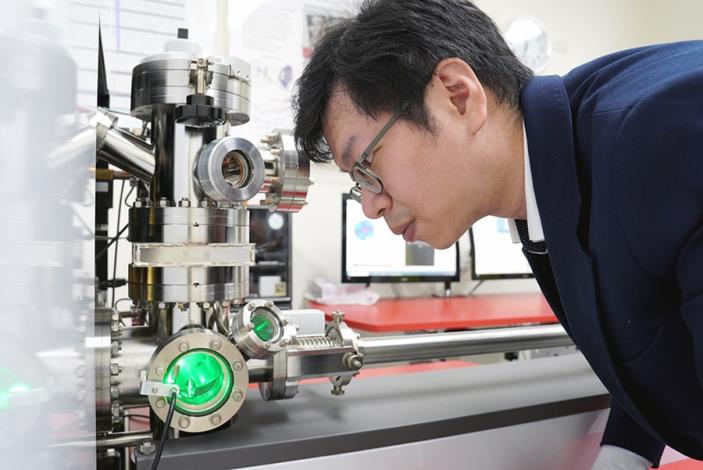 臺大材料科學與工程學系教授顏鴻威觀察原子針尖斷層影像儀